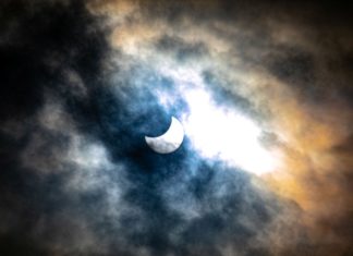 Częściowe zaćmienie słońca w obiektywie aparatu