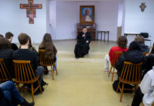 Spotkanie z biskupa z uczniami na temat…