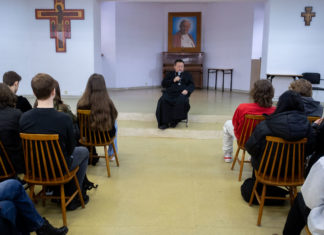 Spotkanie z biskupa z uczniami na temat…