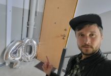 Urodzinowa niespodzianka pod drzwiami na klatce schodowej