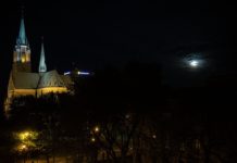 Majowa pełnia księżyca zakrytego ciemnymi chmurami