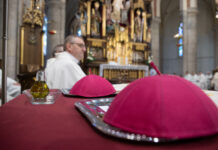 Podwójne święcenia biskupie – niecodzienne wydarzenie dla Kościoła i dla mediów