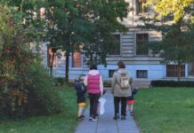 Mamo, a kto to jest? Ten obcy!