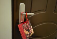 Mikołaj przychodzi zawsze po zmroku i coś zostawia