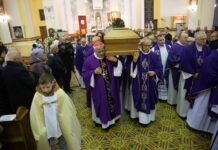 Pożegnanie księdza prałata przez wychowanków, parafian, duchownych