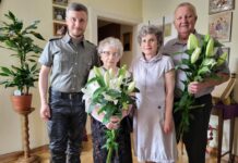 Białe lilie i polne kwiaty na rocznicę…