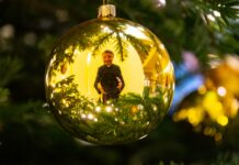 Gdy przeglądasz się w bombce choinkowej widzisz siebie…