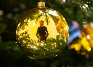 Gdy przeglądasz się w bombce choinkowej widzisz siebie…