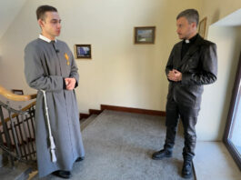 Kim jest diakon i jego zadania w Kościele Starokatolickim Mariawitów? – Między piętrami #7 2026