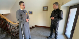 Kim jest diakon i jego zadania w Kościele Starokatolickim Mariawitów? – Między piętrami #7 2026