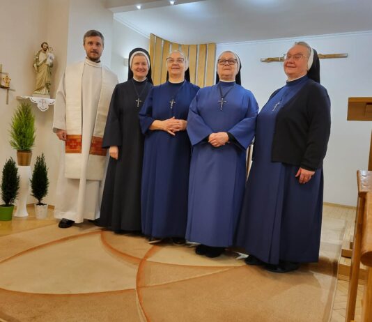 Sobotni poranek na Mszy świętej w kaplicy u Sióstr Służebniczek