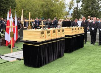 Pożegnanie i pogrzeb dziesięciorga dzieci z niemieckiego obozu dla dzieci