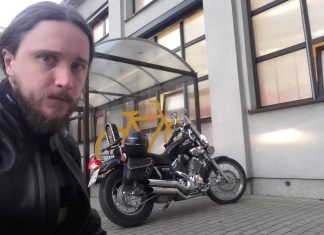 Czarnym rumakiem do szkoły