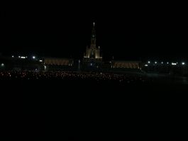 Wieczorny różaniec ze świecami