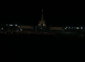 Wieczorny różaniec ze świecami