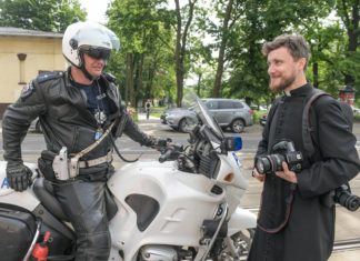 Motocykle policyjne przed katedrą – maj 2018