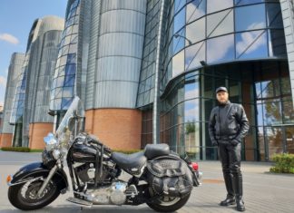 Wakacyjna moda motocyklowa w sierpniowym słońcu