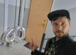 Urodzinowa niespodzianka pod drzwiami na klatce schodowej