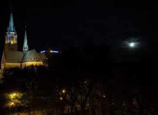 Majowa pełnia księżyca zakrytego ciemnymi chmurami