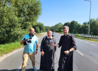 Wywiad na arcybiskupem na pątniczym szlaku na Jasną Górę