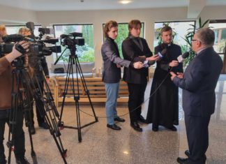 Konferencja naukowa i konferencja dziennikarska