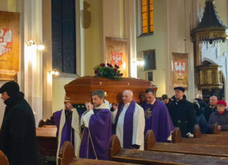 Pożegnanie kapłana, który umywał nogi swoim chorym – pożegnanie dobrego Księdza