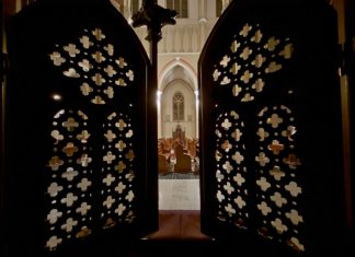 Nocna spowiedź – papieska inicjatywa 24 godziny dla Pana