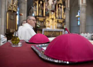 Podwójne święcenia biskupie – niecodzienne wydarzenie dla Kościoła i dla mediów