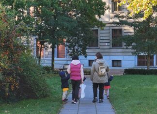 Mamo, a kto to jest? Ten obcy!