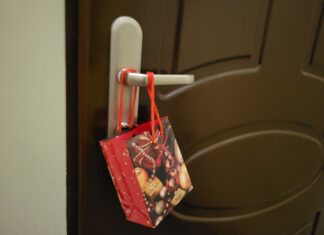 Mikołaj przychodzi zawsze po zmroku i coś zostawia