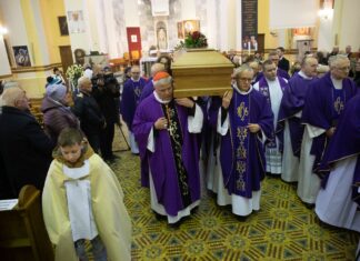 Pożegnanie księdza prałata przez wychowanków, parafian, duchownych