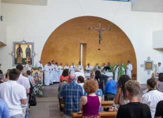 Eucharystia w kościele tytularnym i trudny powrót