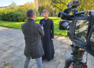 Klika słów o modlitwie Ojca Świętego i Króla Anglii do Polsat News