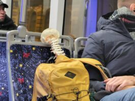 W tramwaju – niekompletny pasażer