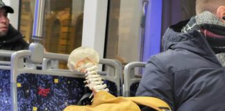 W tramwaju – niekompletny pasażer