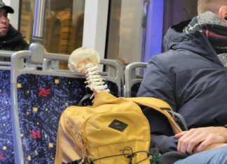 W tramwaju – niekompletny pasażer