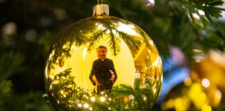Gdy przeglądasz się w bombce choinkowej widzisz siebie…