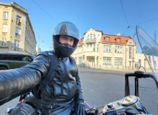 Motocyklem na poranną Eucharystię do Caritas
