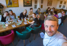 Hospicyjne spotkanie na przedwakacyjnej kolacji