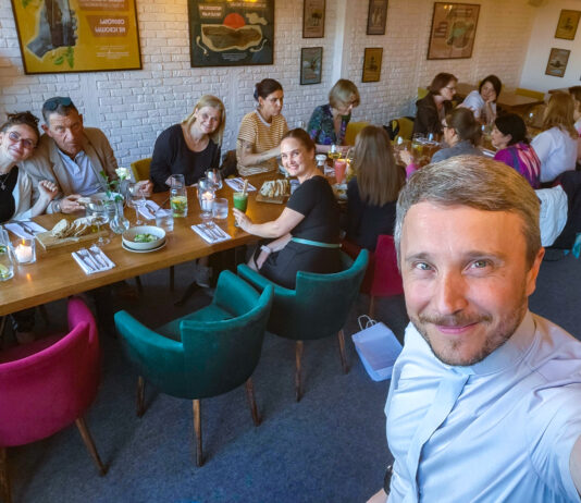 Hospicyjne spotkanie na przedwakacyjnej kolacji